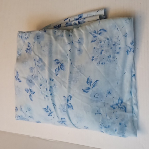 $4 Add-on Blue Floral Fitted Sheet - Single/Twin Bed (Fitted Only) - Picture 1 of 3
